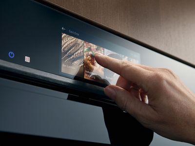 An einem Siemens iQ700 Backofen wird via TFT-Display das richtige Programm ausgewählt.