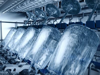 Nahaufnahme der Glashalterungen eines Siemens Geschirrspülers. Die extra Zone sorgt für eine schonende Reinigung.