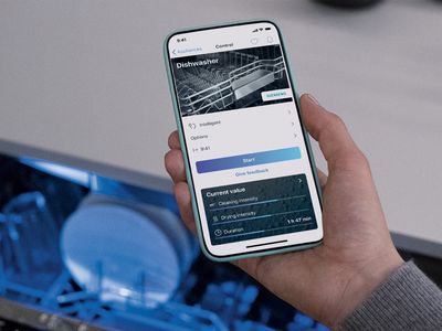 Auf einem Smartphone ist eine Ansicht aus der Siemens Hausgeräte App zu sehen. Der Geschirrspüler kann mit der App von unterwegs aus gestartet werden