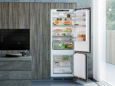 Offenstehende Siemens Einba-Kühl-Gefrier-Kombination.