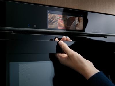 Nahaufnahme eines iQ700 studioLine Backofen mit Fokus auf das moderne TFT-Display.