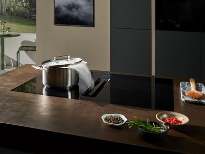 Siemens Kochfeld mit integriertem Dunstabzug inductionAir Plus. Der integrierte Dunstabzug zieht den Dampf ein, der beim Kochen mit einem Kochtopf auf dem Kochfeld entsteht.