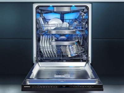 Frontansicht eines eingeräumten und komplett geöffneten Siemens Geschirrspülers. Das flexible Flexkorb-Pro-Systemen bietet Platz für alle Arten von Geschirr.