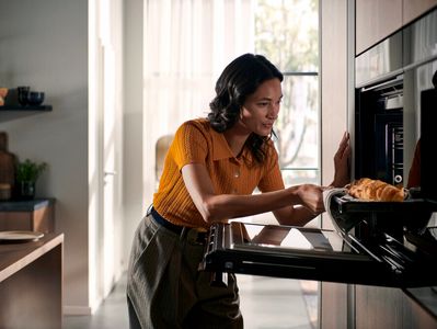 Siemens: een man haalt een gerecht uit de oven