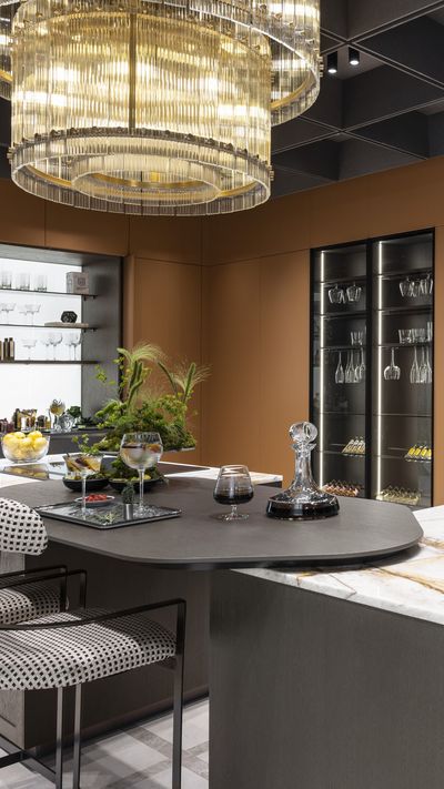 El desayunador ofrece un espacio funcional y acogedor en la cocina, añadiendo estilo y comodidad al hogar