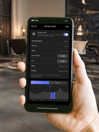 Gebruiker maakt via smartphone gebruik van HomeWizard en Home Connect
