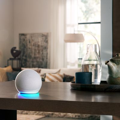 Der Sprachassistent Google Alexa steht auf einem Wohnzimmertisch. Mit der Siemens Hausgeräte App können WLAN fähige Siemens Hausgeräte mit dem Sprachsteuerung gesteuert werden.