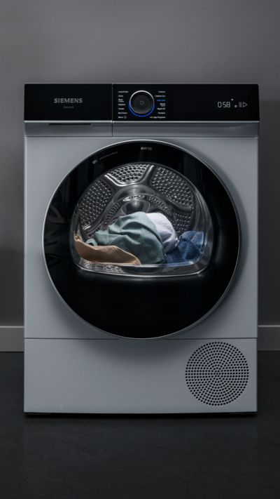 Es ist ein Siemens iQ700 Trockner in der Frontansicht zu sehen.