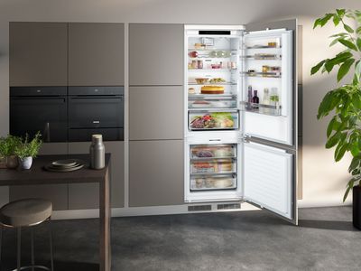 Koel-vriescombinatie met deuralarm in stijlvol interieur