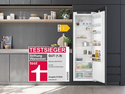 Siemens Testsieger Einbau-Kühlschrank KI81RVFE0 in einer Küche eingebaut. Das Stiftung Warentest Logo mit Note Gut 1,9 wird gezeigt.