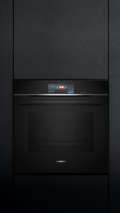 Imagen en silueta del horno Siemens en fondo de pared negra