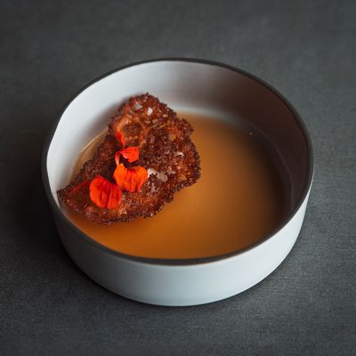 Un plat délicat composé d'un morceau de poisson croustillant garni de fleurs d'oranger vibrantes