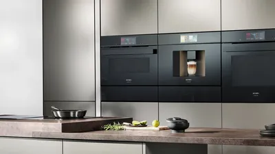Wnętrze przestronnej kuchni w stylu modern classic.