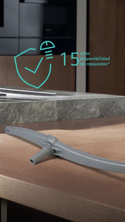 Moderno interior de cocina con electrodomésticos negros, encimera de madera y estanterías de almacenamiento.