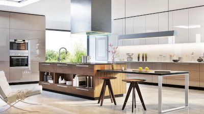 Cucina moderna con armadietti eleganti, un'isola con sgabelli, elettrodomestici in acciaio inox.