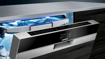 Apparecchio da cucina in acciaio inox con luci a LED blu, probabilmente una lavastoviglie o un forno.