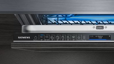 Pannello di controllo lavastoviglie Siemens con icone per impostazioni e display digitale dell'ora.
