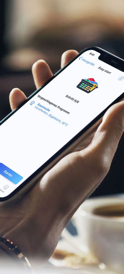 Eine Nahaufnahme von den Händen einer Frau, die ein Smartphone hält, mit dem Finger bereit zum Tippen.