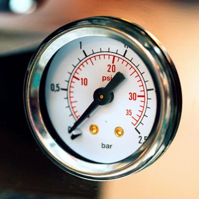 Een close-up van een drukmeter met daarop nul bar druk.