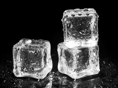 Trois gla&ccedil;ons sont pos&eacute;s sur une surface noire et brillante.