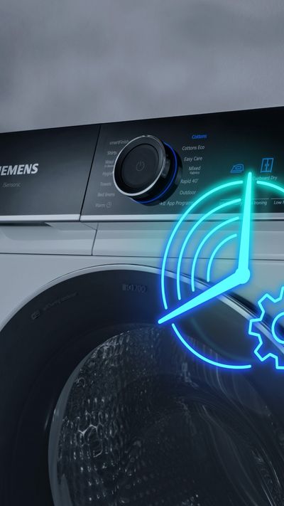 Die Grafik einer neonblauen Uhr mit einem neonblauen Zahnrad symbolisiert Geschwindigkeit und Einstellungen. Im Hintergrund steht eine Waschmaschine.