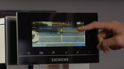 Gros plan de l'affichage d'une machine à café Siemens sur l'écran baristaMode. Il existe de nombreuses options, telles que l'intensité, la température d'infusion et le degré de mouture.