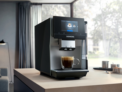 Un café noir fraîchement versé sous le distributeur d'une machine à café EQ700.