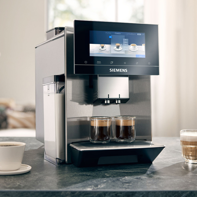 
         Ekspres do kawy Siemens EQ900 z dwoma kawami Americano pod dozownikiem.
        