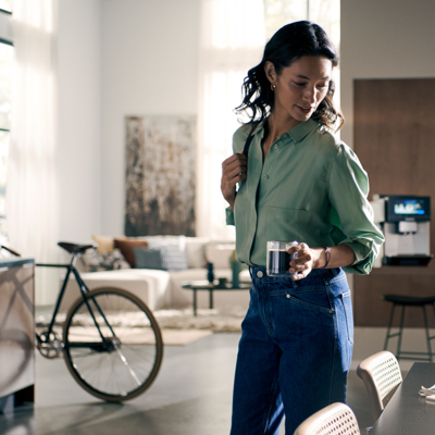 Une femme tenant un expresso avant d'aller travailler &agrave; v&eacute;lo
