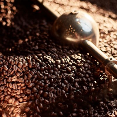 Gros plan sur des grains de caf&eacute; dans un torr&eacute;facteur.