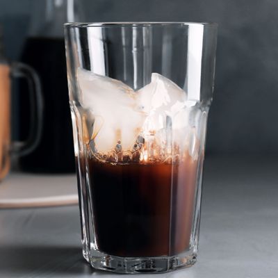 Un verre contenant un cold brew avec des gla&ccedil;ons.