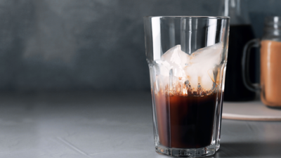 Verre contenant du caf&eacute; avec des gla&ccedil;ons.