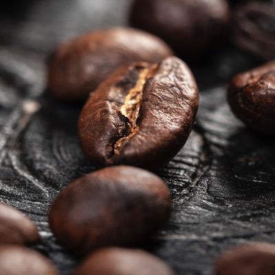 Vue de dessus d'un bol de café moulu sur une table en bois foncé. 