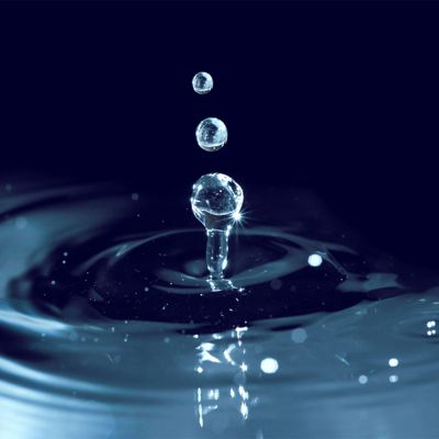 Druppel valt in water.