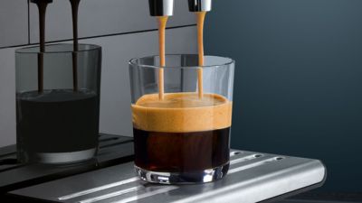Gros plan d'un expresso versé dans un verre par une machine à café Siemens.