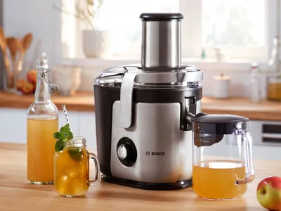 O espremedor centrífugo VitaJuice da Bosch em cima de uma bancada de cozinha.