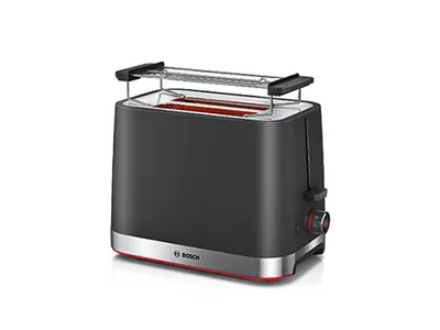 Uma torradeira preta elegante da Bosch com uma base em aço inoxidável e detalhes em vermelho, apresentando duas ranhuras para tostar pão.