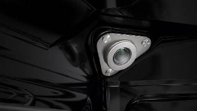 Immagine bianca e nera di un componente motore moto con flangia metallica.