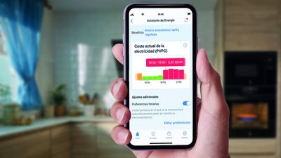 Lavavajillas con aplicación de visualización de smartphones, moderno interior de cocina con elementos de diseño industrial.