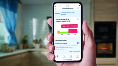 Lavavajillas con aplicación de visualización de smartphones, moderno interior de cocina con elementos de diseño industrial.