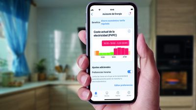 Lavavajillas con control de aplicaciones smartphone, moderno interior de cocina con acuario.