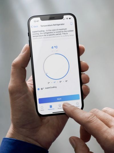 Gebruiker stuurt koelkast aan met smartphone via de Home Connect-app