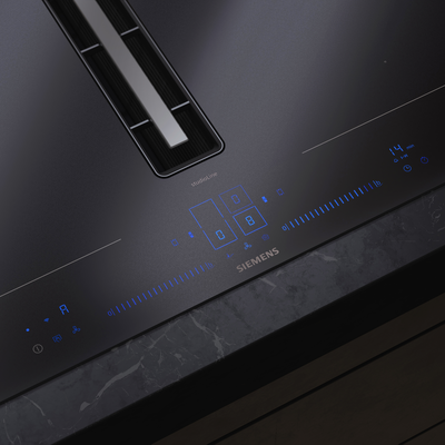 Close-up van de blauwe interface van het bedieningspaneel op de matte kookplaat.