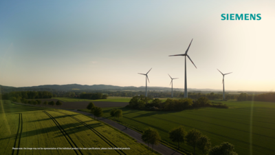         Een luchtfoto van windturbines in een groen veld.       