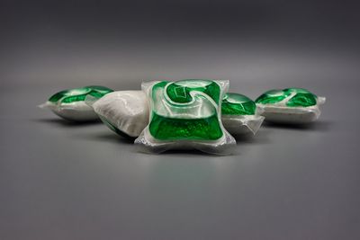 Tabletki do zmywarki na ciemnym tle