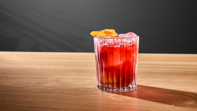 Dessert en gélatine couleur ambre avec morceaux de fruits suspendus et bâtonnets de wafer.