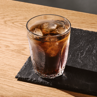 Un verre contenant un cold brew avec des gla&ccedil;ons.