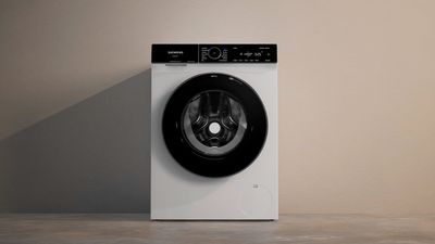 Elegantní pračka Siemens s velkými černými dvířky a moderním ovládacím panelem.