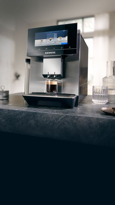 Der Siemens EQ.9 plus Kaffeevollautomat in der Frontansicht.