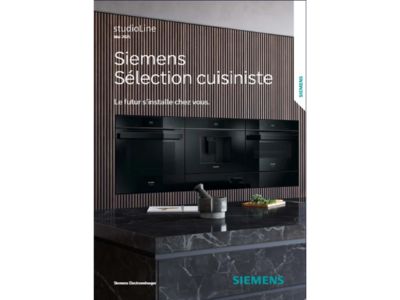 Une cuisine au design épuré, avec un fond en bois et un plan de travail en pierre sombre, qui incarne l'élégance moderne.